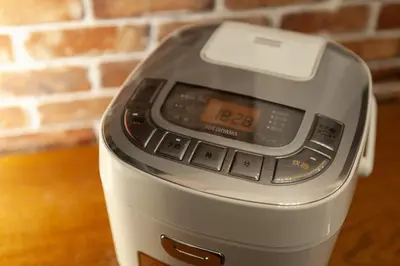an alarm clock is sitting on a table at \u30f4\u30a3\u30f3\u30c6\u30fc\u30b8\u30c7\u30b6\u30a4\u30f3\u795e\u697d\u5742 in Tokyo