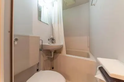 a bathroom with a toilet and a sink and a tub at \u30f4\u30a3\u30f3\u30c6\u30fc\u30b8\u30c7\u30b6\u30a4\u30f3\u795e\u697d\u5742 in Tokyo