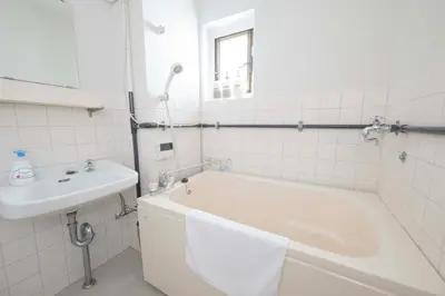 a white bathroom with a tub and a sink at \u6e0b\u8c37\u99c5\u5f92\u6b696\u5206!\u9ad8\u901f\u30a4\u30f3\u30bf\u30fc\u30cd\u30c3\u30c8\u5149\u56de\u7dda in Tokyo