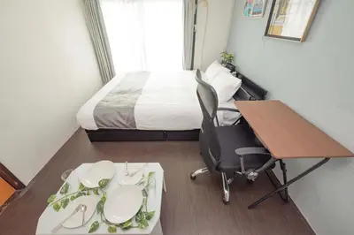 a small room with a bed and a desk with a chair at \u6e0b\u8c37\u99c5\u5f92\u6b696\u5206!\u9ad8\u901f\u30a4\u30f3\u30bf\u30fc\u30cd\u30c3\u30c8\u5149\u56de\u7dda in Tokyo