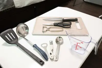 a table with utensils on a white table at \u6e0b\u8c37\u99c5\u5f92\u6b696\u5206!\u9ad8\u901f\u30a4\u30f3\u30bf\u30fc\u30cd\u30c3\u30c8\u5149\u56de\u7dda in Tokyo