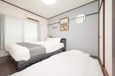 a bedroom with two beds and a window at \u6e0b\u8c37\u99c5\u5f92\u6b696\u5206!\u9ad8\u901f\u30a4\u30f3\u30bf\u30fc\u30cd\u30c3\u30c8\u5149\u56de\u7dda in Tokyo