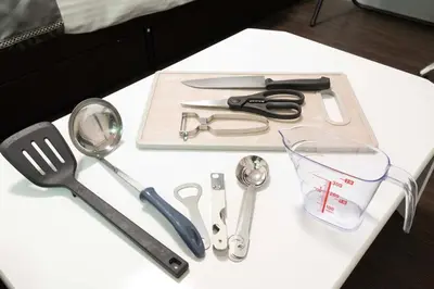 a table with utensils on a white table at \u6e0b\u8c37\u99c5\u5f92\u6b696\u5206!\u9ad8\u901f\u30a4\u30f3\u30bf\u30fc\u30cd\u30c3\u30c8\u5149\u56de\u7dda in Tokyo