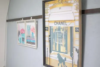 a framed picture of a chanel window on a wall at \u6e0b\u8c37\u99c5\u5f92\u6b696\u5206!\u9ad8\u901f\u30a4\u30f3\u30bf\u30fc\u30cd\u30c3\u30c8\u5149\u56de\u7dda in Tokyo