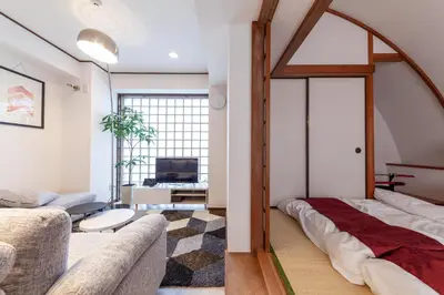 a living room with a large mirror on the wall at \u30e1\u30c7\u30a3\u30a2\u30b3\u30f3\u30d7\u30ec\u30c3\u30af\u30b9\u30d3\u30eb in Tokyo