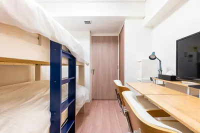 a room with a bunk bed and a desk at \u30d6\u30ea\u30ea\u30a2\u30f3\u30c8mk-III in Tokyo