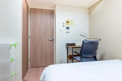 a bedroom with a bed and a desk and a chair at \u30d6\u30ea\u30ea\u30a2\u30f3\u30c8mk-III in Tokyo