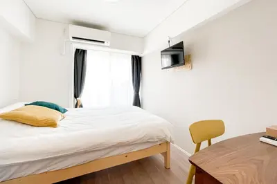 a small bedroom with a bed and a table at \u30d6\u30ea\u30ea\u30a2\u30f3\u30c8mk-III in Tokyo