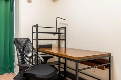 a desk and a chair in a room at \u30d6\u30ea\u30ea\u30a2\u30f3\u30c8mk-III in Tokyo