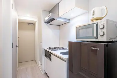 a kitchen with a microwave on top of a refrigerator at \u30d6\u30ea\u30ea\u30a2\u30f3\u30c8mk-III in Tokyo