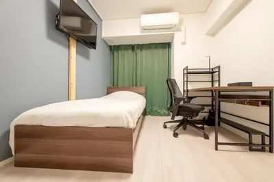 a bedroom with a bed and a desk and a table at \u30d6\u30ea\u30ea\u30a2\u30f3\u30c8mk-III in Tokyo