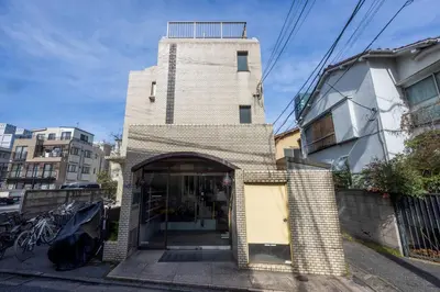 a brick building with a door in front of a building at \u30b5\u30f3\u30d1\u30ec\u30b9\u897f\u65b0\u5bbf in Tokyo