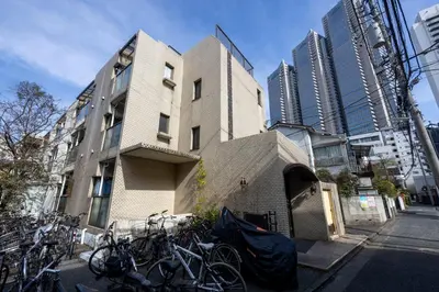 a group of bikes parked in front of a building at \u30b5\u30f3\u30d1\u30ec\u30b9\u897f\u65b0\u5bbf in Tokyo