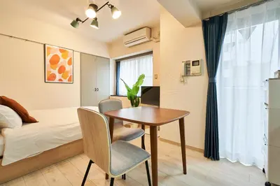 a bedroom with a desk and a bed and a table at \u30a6\u30a3\u30f3\u30d9\u30eb\u30c7\u30e5\u30a8\u30c3\u30c8\u6075\u6bd4\u5bff\u7b2c5 in Tokyo
