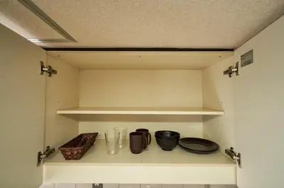 a cupboard with shelves and pans on it at \u30a6\u30a3\u30f3\u30d9\u30eb\u30c7\u30e5\u30a8\u30c3\u30c8\u6075\u6bd4\u5bff\u7b2c5 in Tokyo