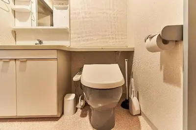 a small bathroom with a toilet and a sink at \u30a6\u30a3\u30f3\u30d9\u30eb\u30c7\u30e5\u30a8\u30c3\u30c8\u6075\u6bd4\u5bff\u7b2c5 in Tokyo