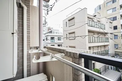 a balcony with a view of a building at \u30a6\u30a3\u30f3\u30d9\u30eb\u30c7\u30e5\u30a8\u30c3\u30c8\u6075\u6bd4\u5bff\u7b2c5 in Tokyo