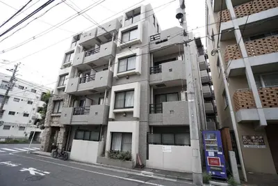 an apartment building on the side of a street at \u30a6\u30a3\u30f3\u30d9\u30eb\u30c7\u30e5\u30a8\u30c3\u30c8\u6075\u6bd4\u5bff\u7b2c5 in Tokyo