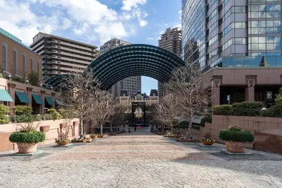 a walkway in the middle of a city with buildings at \u30a6\u30a3\u30f3\u30d9\u30eb\u30c7\u30e5\u30a8\u30c3\u30c8\u6075\u6bd4\u5bff\u7b2c5 in Tokyo
