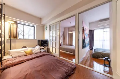 a bedroom with a large bed and a large mirror at \u30b7\u30e3\u30c8\u30ec\u897f\u5927\u4e95 in Tokyo