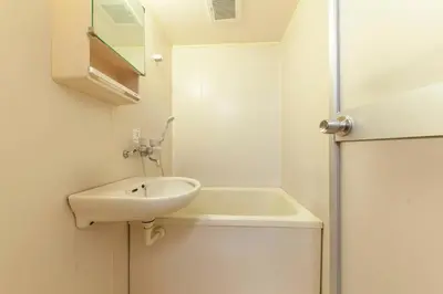 a bathroom with a sink and a bath tub at \u30b7\u30e3\u30c8\u30ec\u897f\u5927\u4e95 in Tokyo