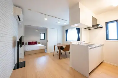 a kitchen with a sink and a room with a bed at \u30d6\u30ed\u30c3\u30b5\u30e0\u30c6\u30e9\u30b9\u4e21\u56fd in Tokyo