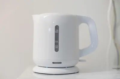 a white electric mixer sitting on a counter at \u30d6\u30ed\u30c3\u30b5\u30e0\u30c6\u30e9\u30b9\u4e21\u56fd in Tokyo