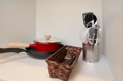a frying pan and a basket of utensils on a counter at \u30d6\u30ed\u30c3\u30b5\u30e0\u30c6\u30e9\u30b9\u4e21\u56fd in Tokyo