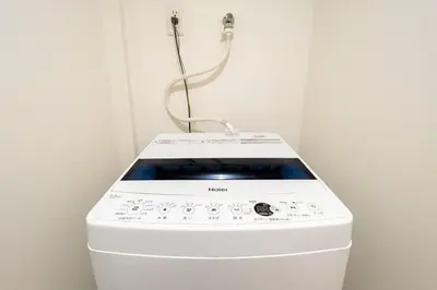 a washing machine in a corner of a room at \u30d6\u30ed\u30c3\u30b5\u30e0\u30c6\u30e9\u30b9\u4e21\u56fd in Tokyo