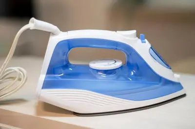 a blue and white iron sitting on a table at \u30d6\u30ed\u30c3\u30b5\u30e0\u30c6\u30e9\u30b9\u4e21\u56fd in Tokyo
