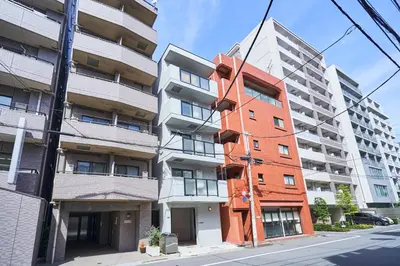 an orange building on the side of a street at \u30d6\u30ed\u30c3\u30b5\u30e0\u30c6\u30e9\u30b9\u4e21\u56fd in Tokyo