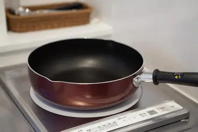 a pan sitting on top of a stove at \u90fd\u5fc3\u7e01\u6e0b\u8c37 in Tokyo