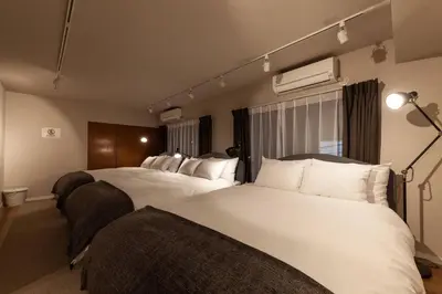a hotel room with two beds with white pillows at \u30e1\u30be\u30f3\u516d\u672c\u6728 in Tokyo