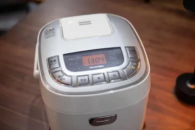 an electronic thermometer sitting on a wooden table at \u30e1\u30be\u30f3\u516d\u672c\u6728 in Tokyo