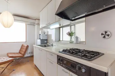 a kitchen with a stove top oven next to a sink at \u30d2\u30eb\u30ba\u99d2\u8fbc in Tokyo