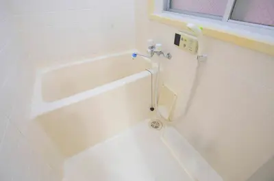 a white bath tub with a shower in a bathroom at \u30d2\u30eb\u30ba\u99d2\u8fbc in Tokyo