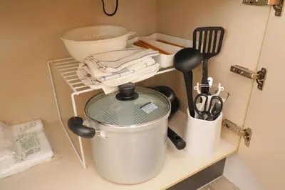 a kitchen shelf with a pot and utensils on it at \u30ab\u30fc\u30b5\u30de\u30c4\u30d0\u30e9 in Tokyo