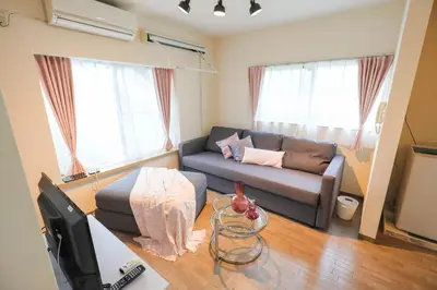 a living room with a couch and a tv at \u30ab\u30fc\u30b5\u30de\u30c4\u30d0\u30e9 in Tokyo