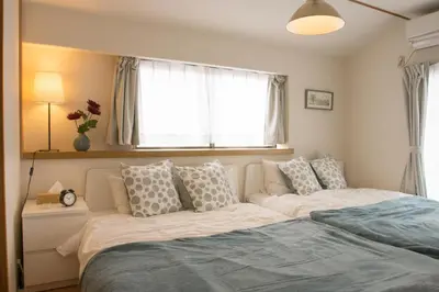 a bedroom with two beds and a window at \u30ab\u30fc\u30b5\u30de\u30c4\u30d0\u30e9 in Tokyo