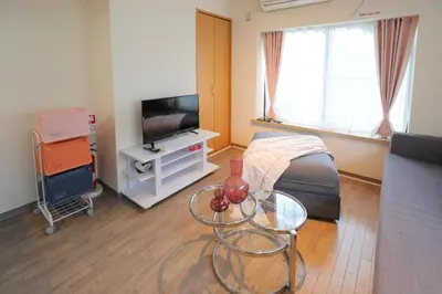 a living room with a glass table and a television at \u30ab\u30fc\u30b5\u30de\u30c4\u30d0\u30e9 in Tokyo