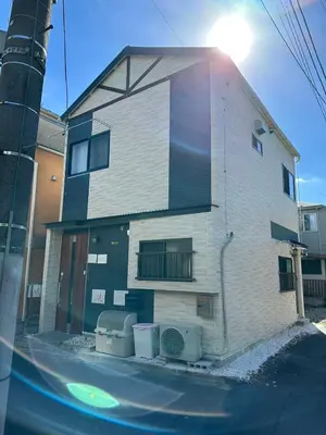a building with two toilets in front of it at \u82b1\u4e43\u90f7 \u8d64\u7fbd in Tokyo