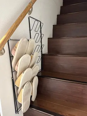a set of stairs with white shoes on them at \u82b1\u4e43\u90f7 \u8d64\u7fbd in Tokyo