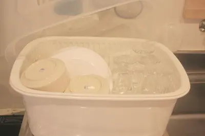 a plastic container with dishes and glasses in a refrigerator at \u82b1\u4e43\u90f7 \u8d64\u7fbd in Tokyo