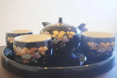 a tea pot and three candles on a plate at \u82b1\u4e43\u90f7 \u8d64\u7fbd in Tokyo