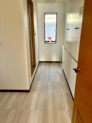 an empty hallway with a door and a window at Koiwa Detached house \u5c0f\u5ca9\u99c5\u306b\u3042\u308b\u6238\u5efa\u306e\u304a\u3046\u3061 in Tokyo