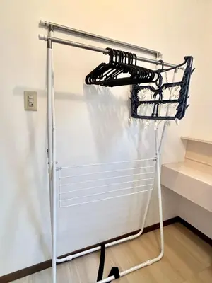 a metal rack with black shoes in a room at Koiwa Detached house \u5c0f\u5ca9\u99c5\u306b\u3042\u308b\u6238\u5efa\u306e\u304a\u3046\u3061 in Tokyo