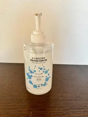 a bottle of detergent sitting on top of a table at Koiwa Detached house \u5c0f\u5ca9\u99c5\u306b\u3042\u308b\u6238\u5efa\u306e\u304a\u3046\u3061 in Tokyo