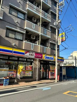 a store on the side of a building on a street at Koiwa Detached house \u5c0f\u5ca9\u99c5\u306b\u3042\u308b\u6238\u5efa\u306e\u304a\u3046\u3061 in Tokyo