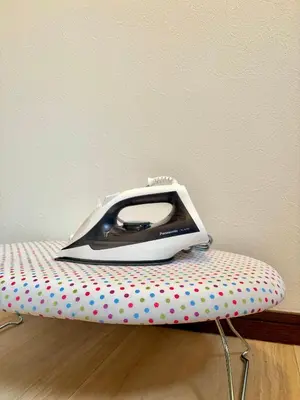 a iron sitting on top of a polka dot pillow at Koiwa Detached house \u5c0f\u5ca9\u99c5\u306b\u3042\u308b\u6238\u5efa\u306e\u304a\u3046\u3061 in Tokyo