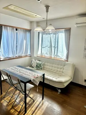 a living room with a couch and a table at Koiwa Detached house \u5c0f\u5ca9\u99c5\u306b\u3042\u308b\u6238\u5efa\u306e\u304a\u3046\u3061 in Tokyo